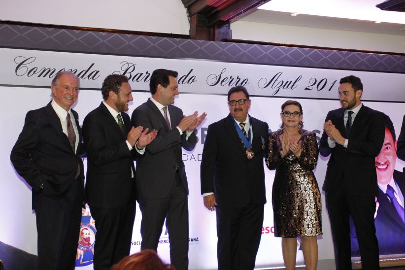 O apresentador, visivelmente emocionado, com Solange Massa, Ratinho Jr., Rafael e Gabriel (último à dir.).