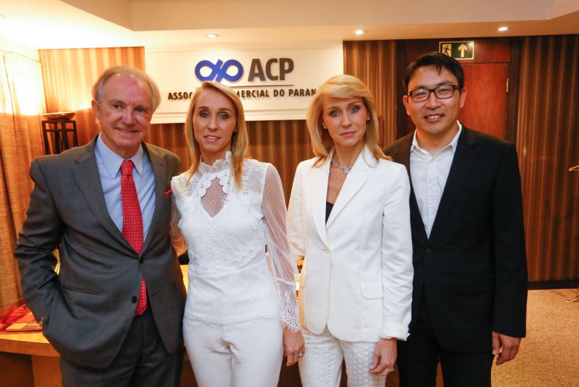 O presidente da Associação Comercial do Paraná, Gláucio Geara, Sabrina Muggiati, Rafaela Muggiati Kaesemodel e o doutor em genética e biologia molecular e Diretor do Instituto Lico Kaesemodel, Roberto Herai.
