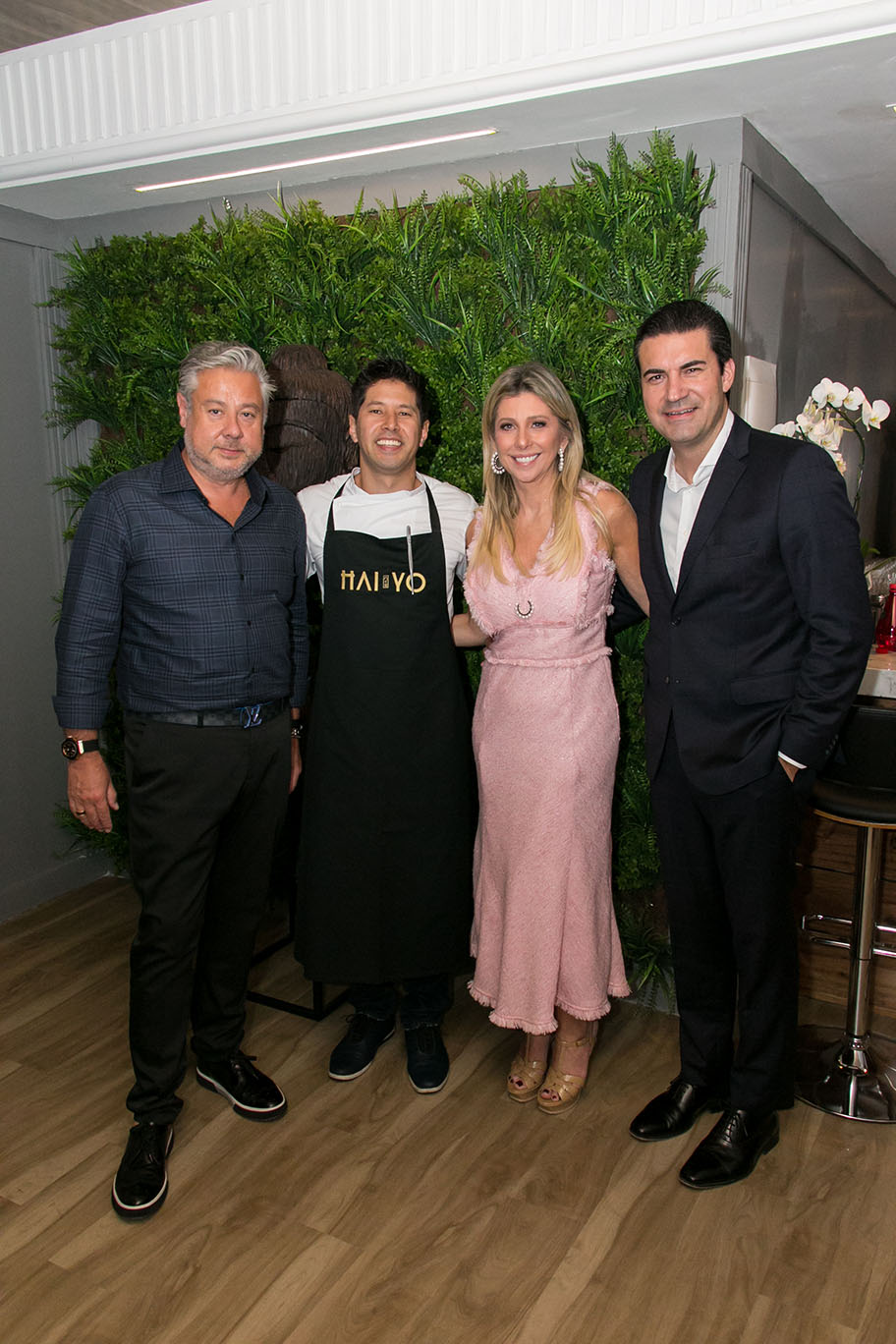 O arquiteto Eduardo Mourão com o chef Kazuo Harada, Marilis e Sandro Faggiani.