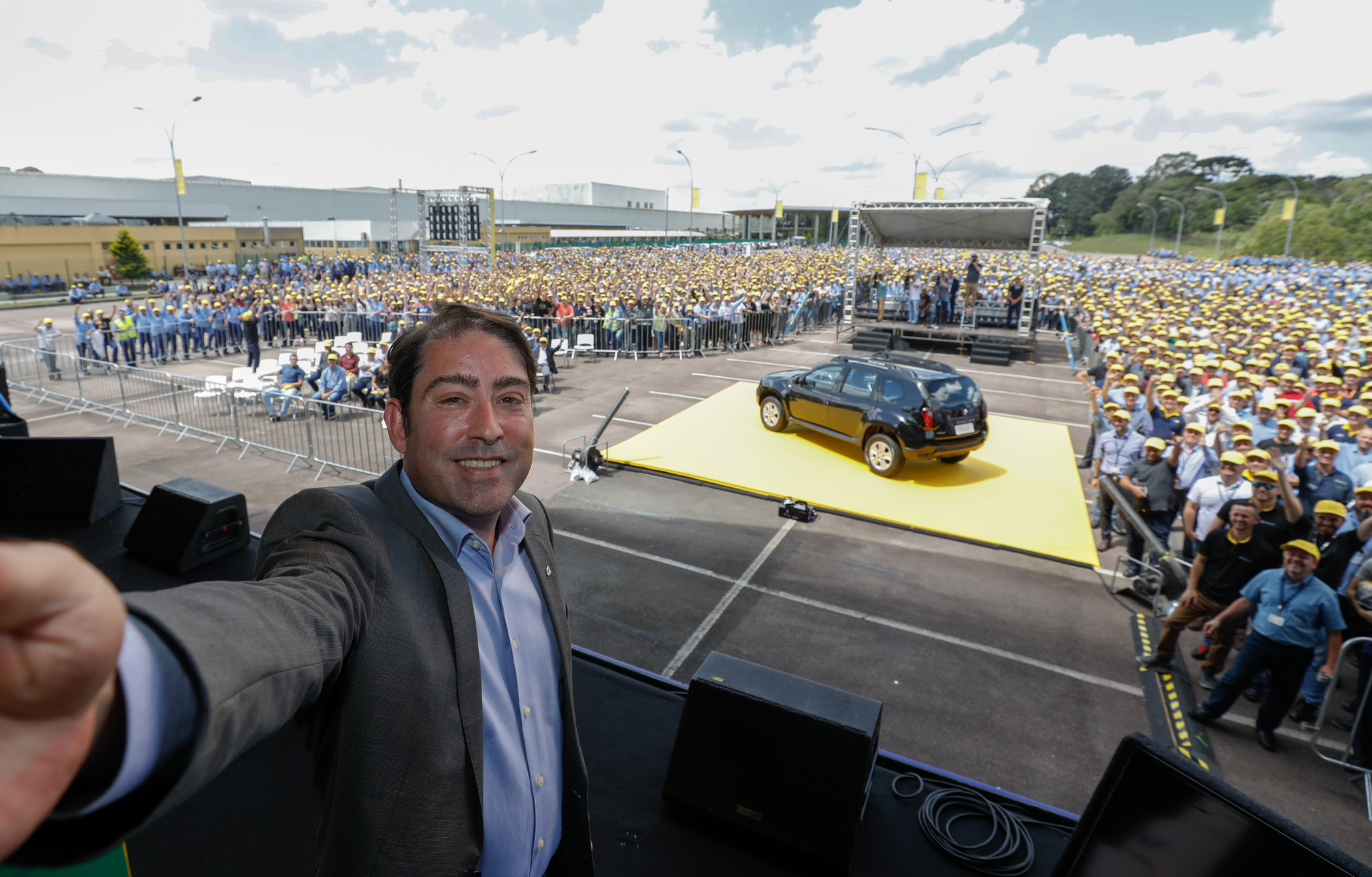O presidente da Renault América Latina, Luiz Fernando Pedrucci, faz uma selfie com os funcionários da empresa, com o Renault Duster em primeiro plano. Fotos: Rodolfo Bührer