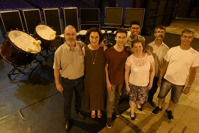 Monica Rischbieter com os músicos José Chapulla, Leonardo Gorosito, Nicole Lemanczyk, Maurício Carneiro, Márcio Szulak e Fernando Thá Filho.