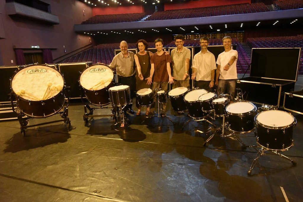 Os músicos José Chapulla, Leonardo Gorosito, Maurício Carneiro, Márcio Szulak e Fernando Thá Filho (a partir da esq.) com a diretora presidente do Teatro Guaíra, Monica Rischbieter. Fotos: Kraw Penas.