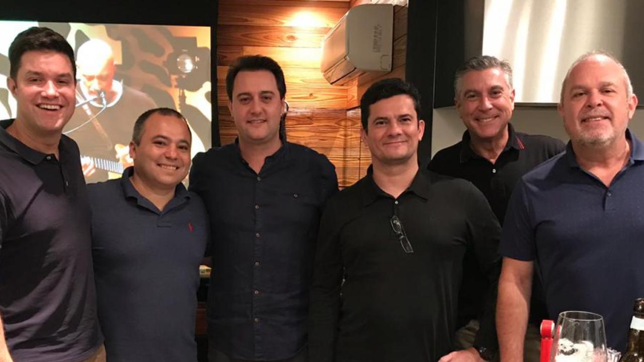 Ratinho Jr. e Moro trocam ideias sobre projetos em bar em Curitiba