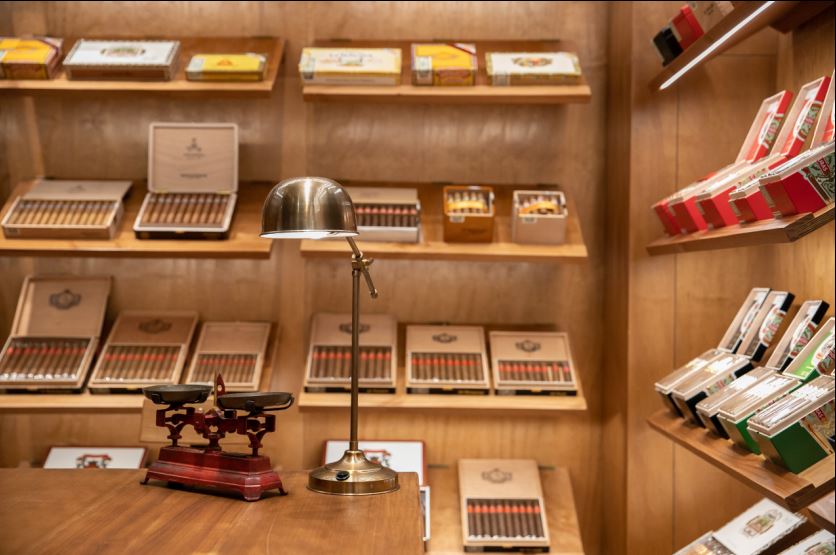A sala umidificadora, com várias opções de charutos.