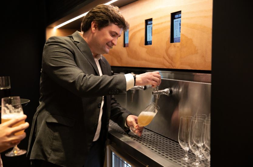 No espaço há um bar com cervejas especiais produzidas pelo próprio grupo.