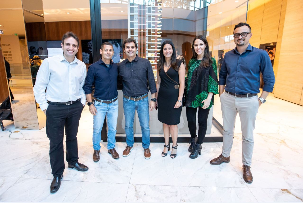 Os anfitriões Rodrigo Camargo (1º à esq.) e Andrea M. Camargo Zapparoli (de vestido preto) com os convidados Marlus Dória, Eduardo Gomes, Cássia Assunção e Alceu Vieira. Foto: Diogo Alexandre