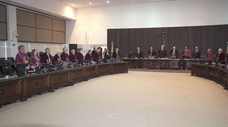 Sessão solene pelos 20 anos da Academia Paranaense de Letras Jurídicas.