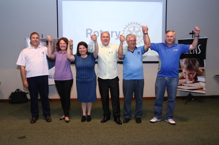 Rotary distribui óculos de grau a crianças carentes de Curitiba e Paranaguá